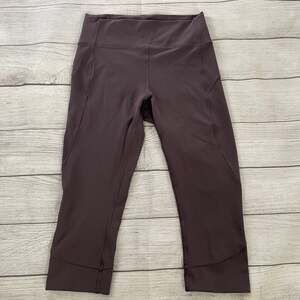 Lululemon In Movement Tight Leggings Crop 19” Women 8 Black Currant